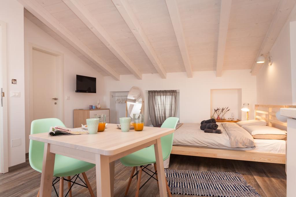 Apartments And Rooms Hey Ровінь Екстер'єр фото