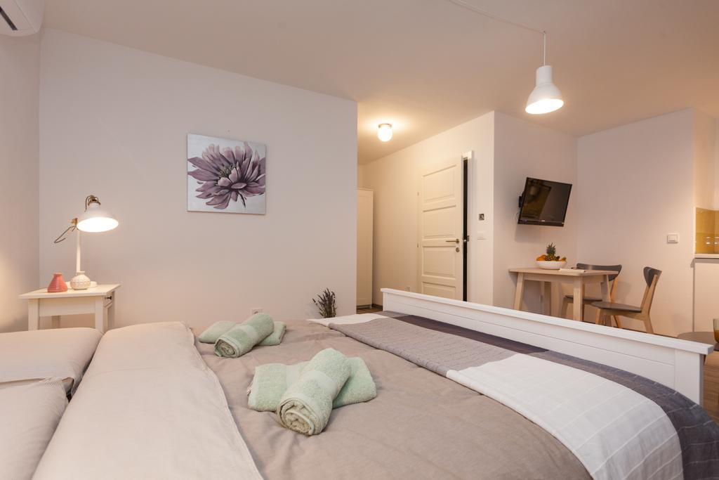 Apartments And Rooms Hey Ровінь Екстер'єр фото