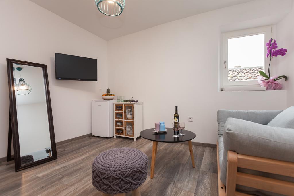 Apartments And Rooms Hey Ровінь Екстер'єр фото
