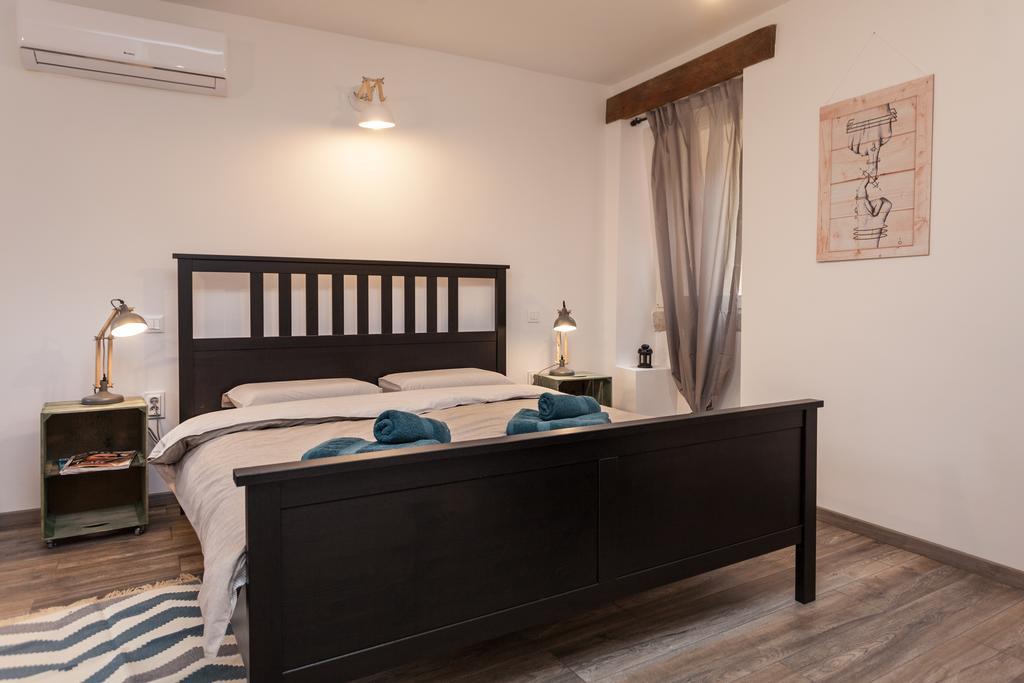 Apartments And Rooms Hey Ровінь Екстер'єр фото