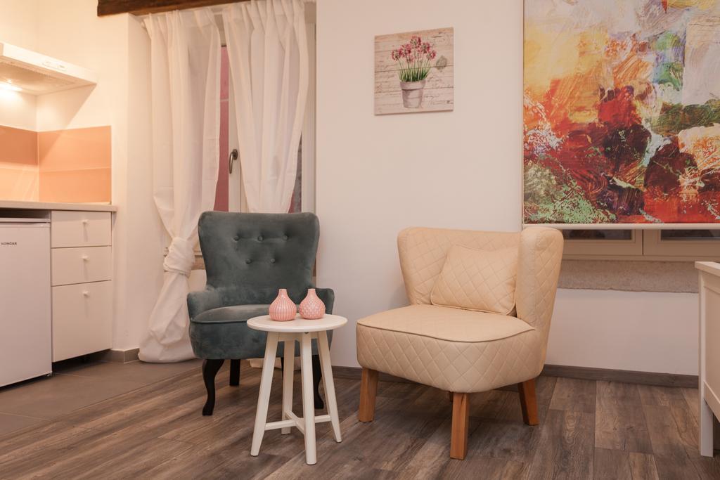 Apartments And Rooms Hey Ровінь Екстер'єр фото
