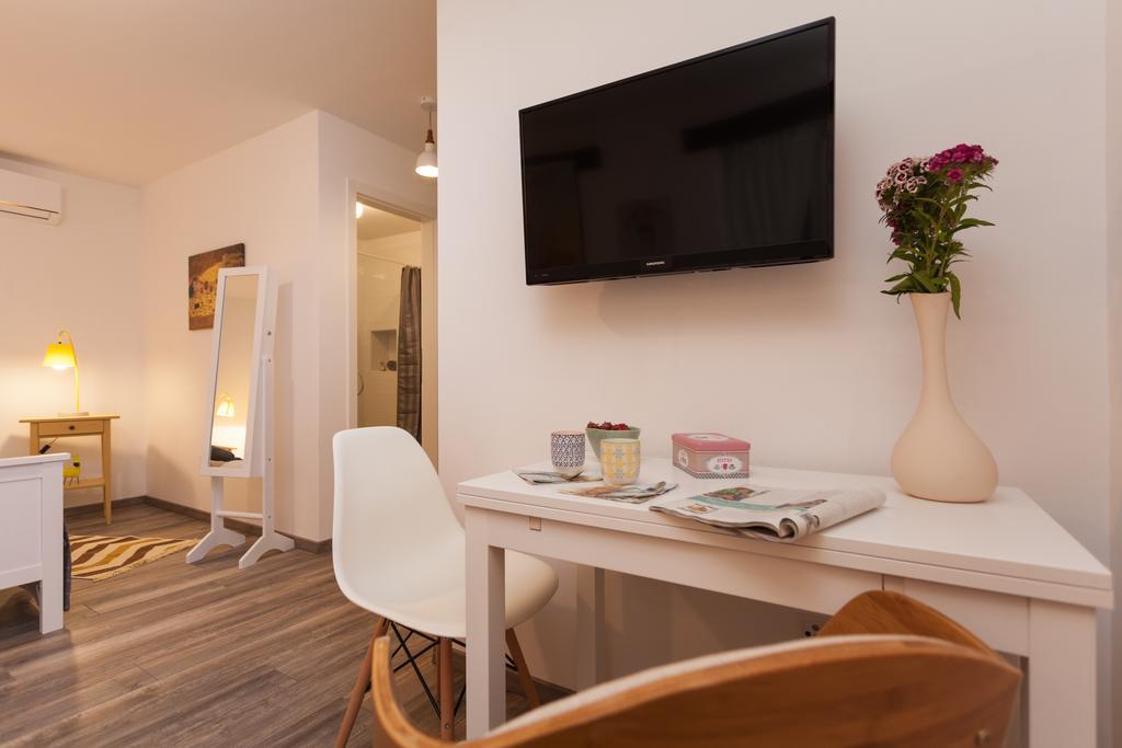 Apartments And Rooms Hey Ровінь Екстер'єр фото