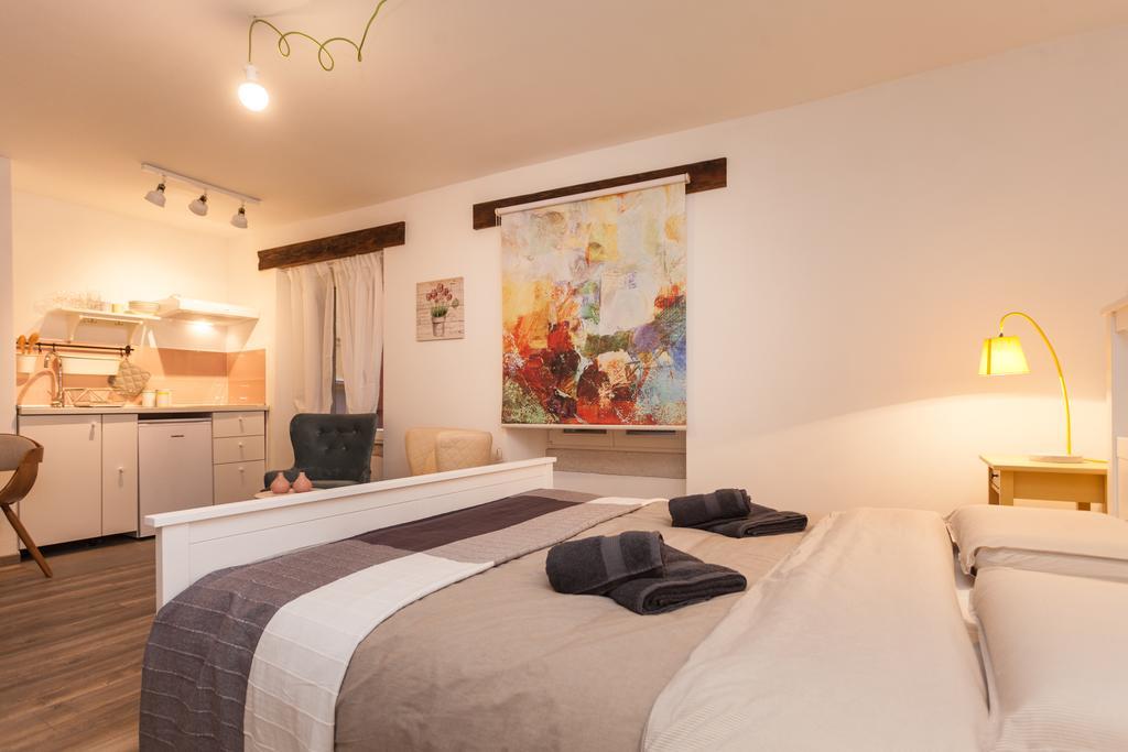 Apartments And Rooms Hey Ровінь Екстер'єр фото
