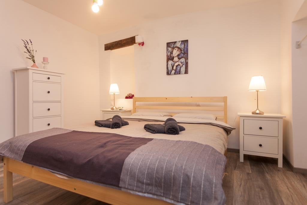 Apartments And Rooms Hey Ровінь Екстер'єр фото
