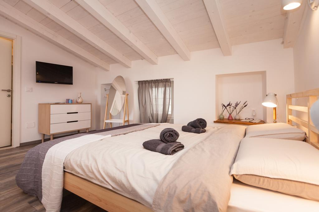 Apartments And Rooms Hey Ровінь Екстер'єр фото