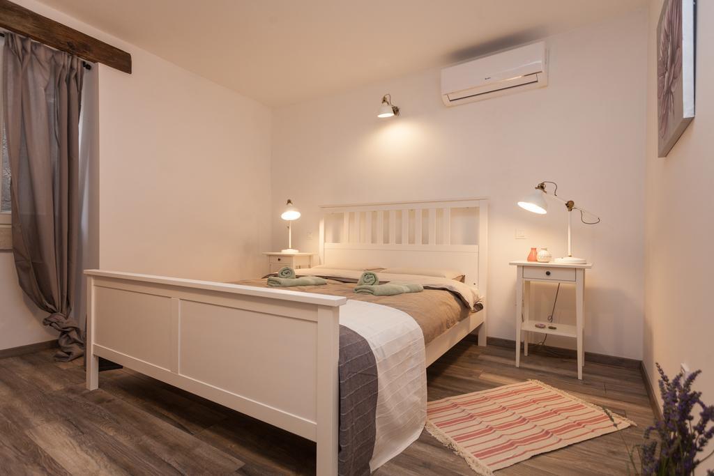 Apartments And Rooms Hey Ровінь Екстер'єр фото
